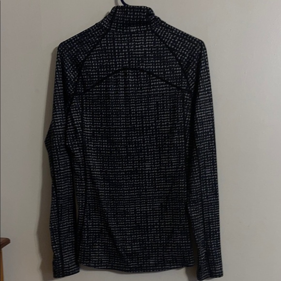 🌹Under Armour Black and White Patterned Pullover - Picture 4 of 5